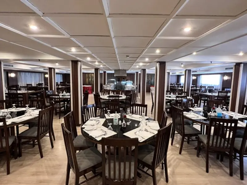 Main restaurant on board Hapi V